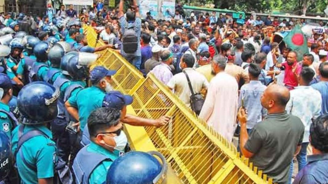 শিক্ষকদের শাহবাগ অবরোধ, যান চলাচল বন্ধ